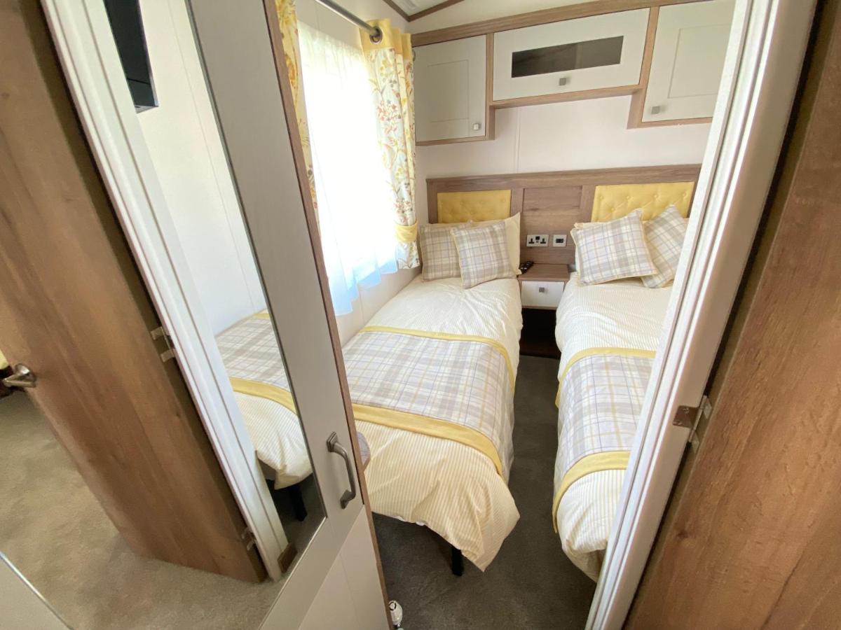 Puddleducks, Dog Friendly Hot Tub Lodge South Cerney Exterior foto