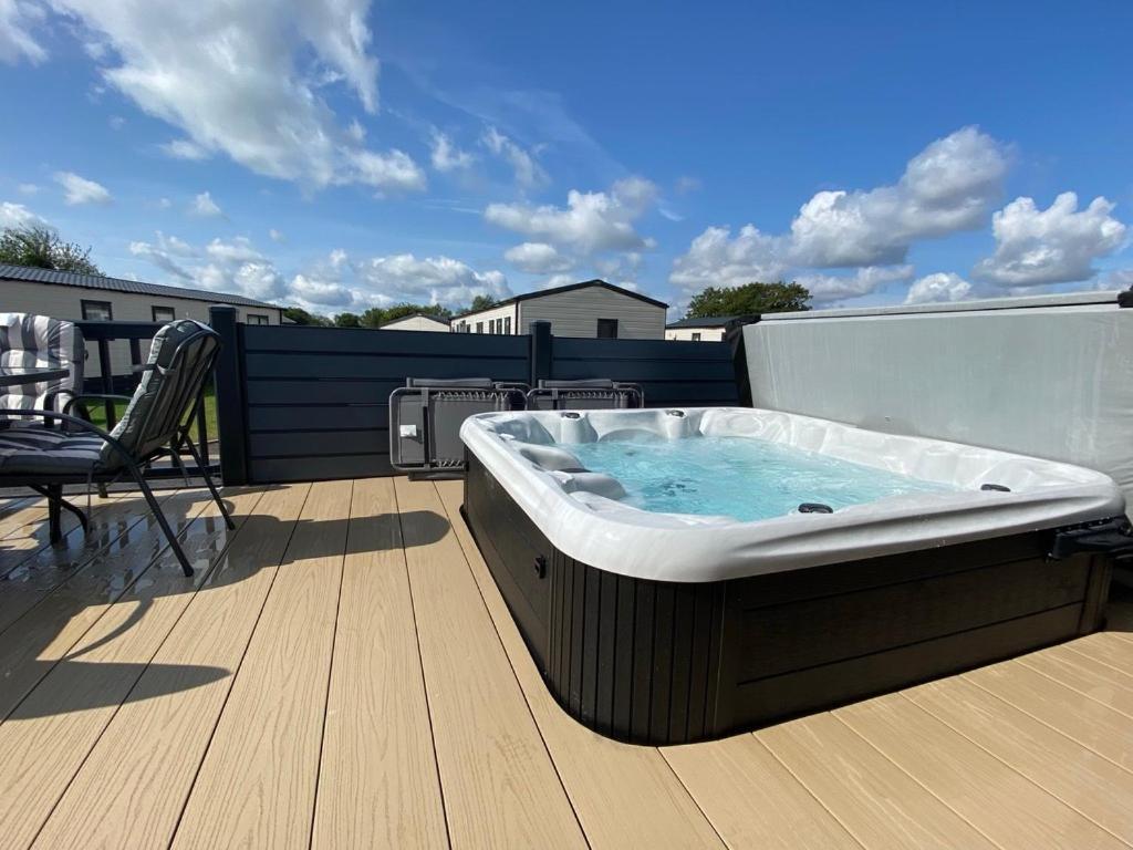 Puddleducks, Dog Friendly Hot Tub Lodge South Cerney Exterior foto
