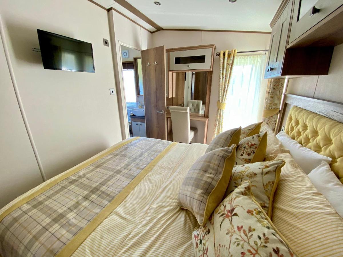 Puddleducks, Dog Friendly Hot Tub Lodge South Cerney Exterior foto