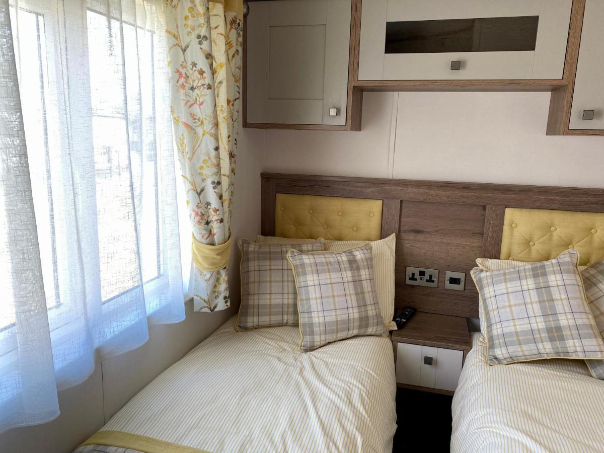 Puddleducks, Dog Friendly Hot Tub Lodge South Cerney Exterior foto