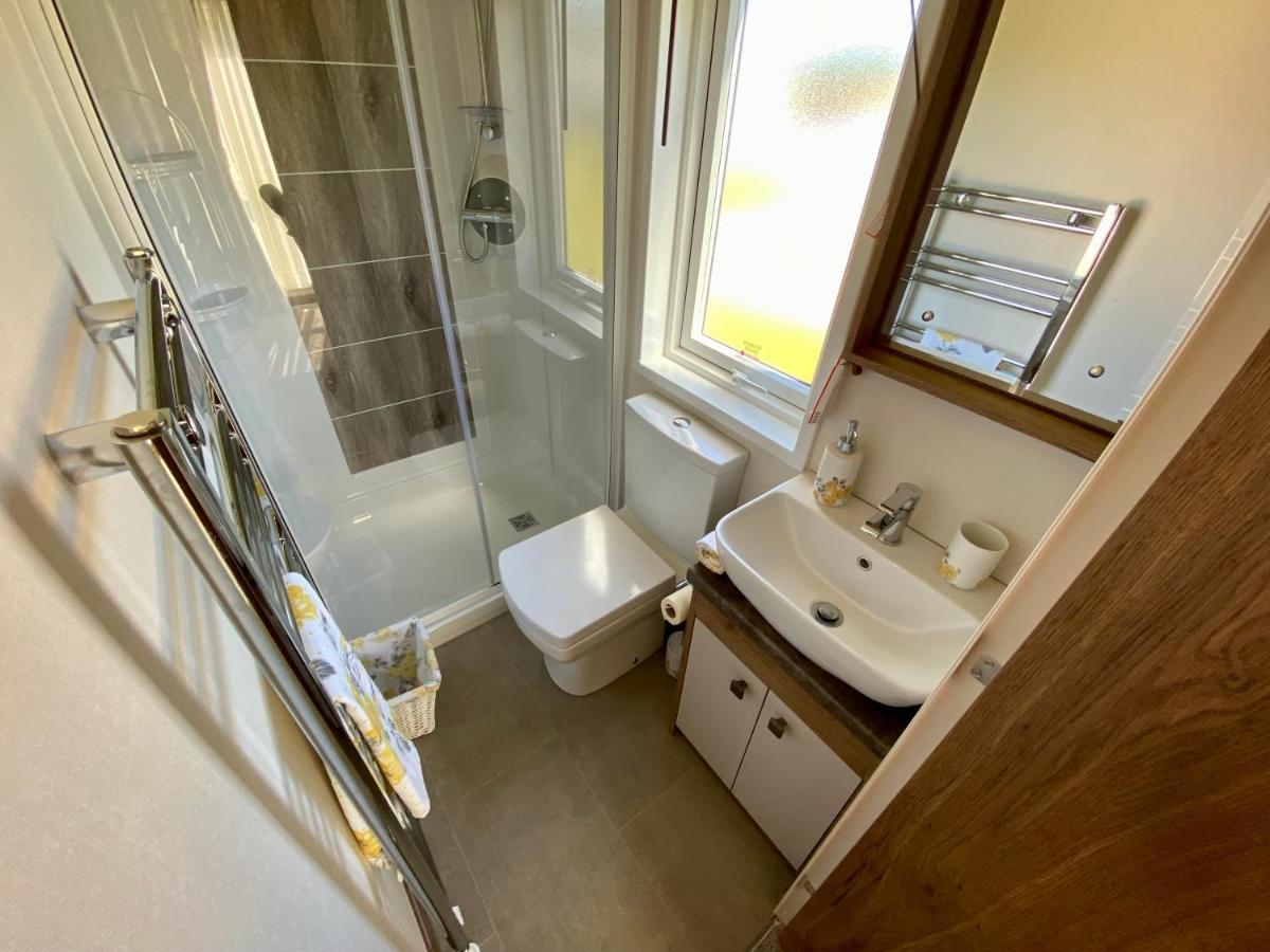 Puddleducks, Dog Friendly Hot Tub Lodge South Cerney Exterior foto