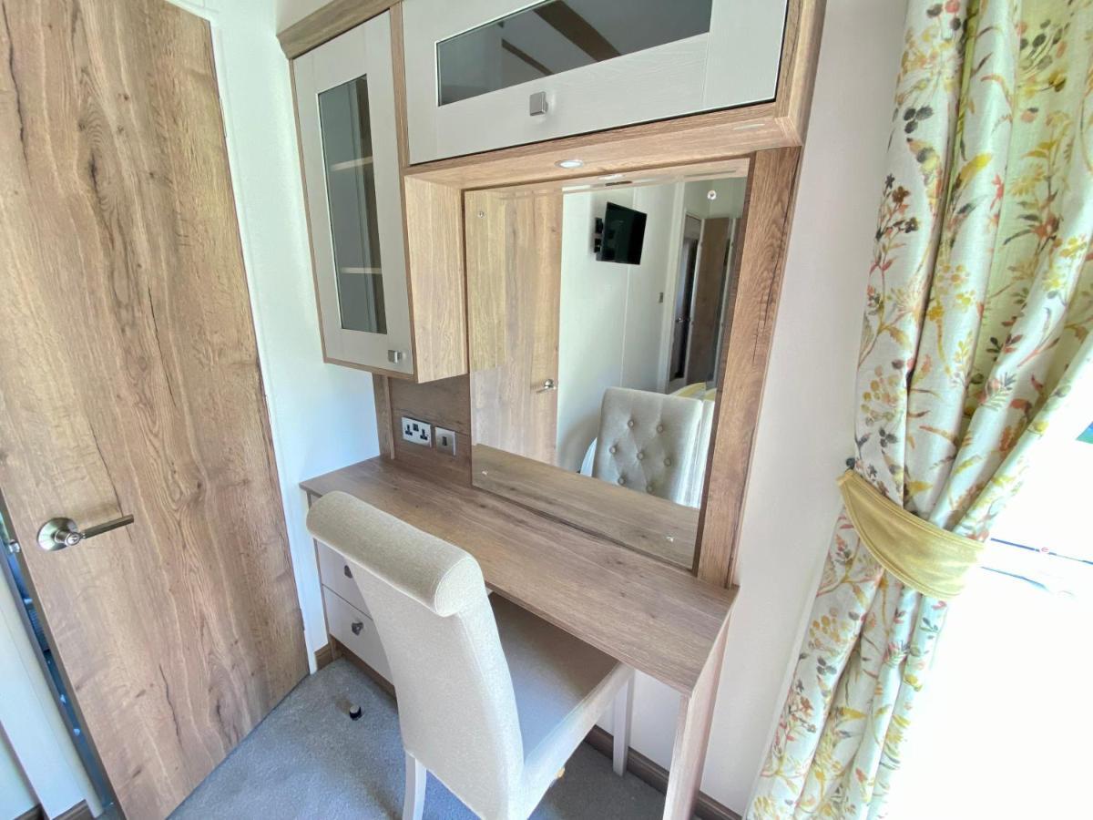 Puddleducks, Dog Friendly Hot Tub Lodge South Cerney Exterior foto