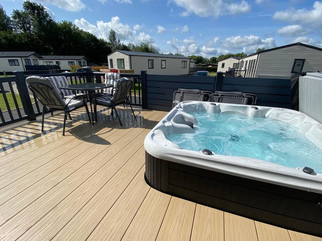 Puddleducks, Dog Friendly Hot Tub Lodge South Cerney Exterior foto